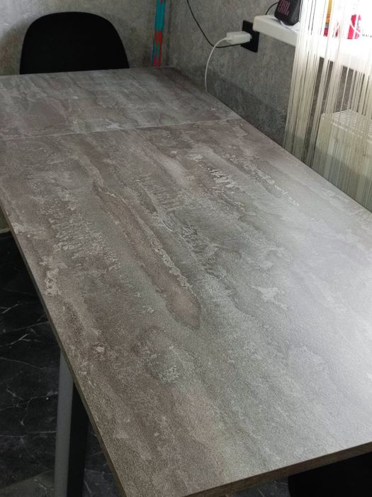 Кухонний стіл з V- подібною ніжкою