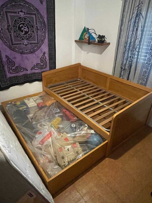 Cama de solteiro em muito bom estado