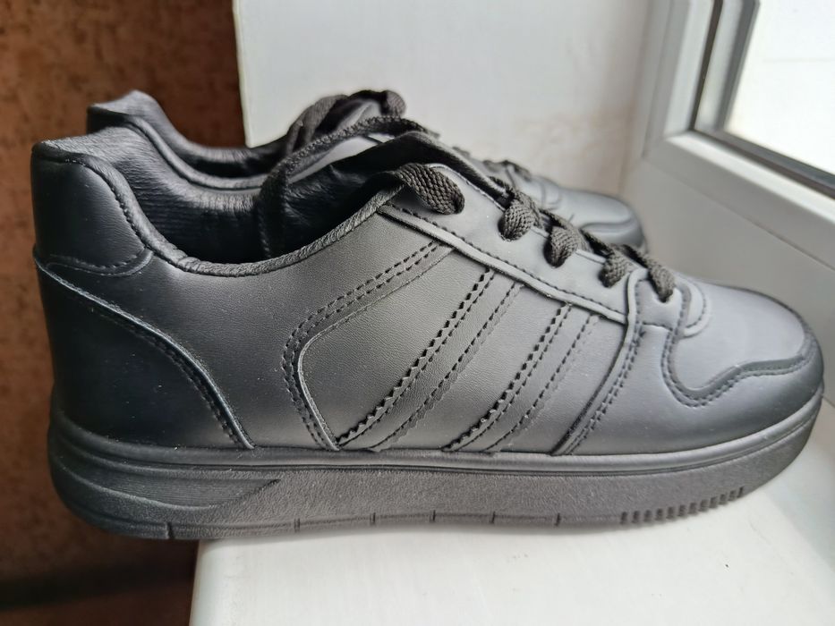 Жіночі кросівки.