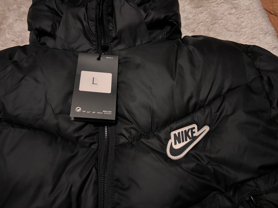 Czarna kurtka puchowa zimowa z kapturem Nike