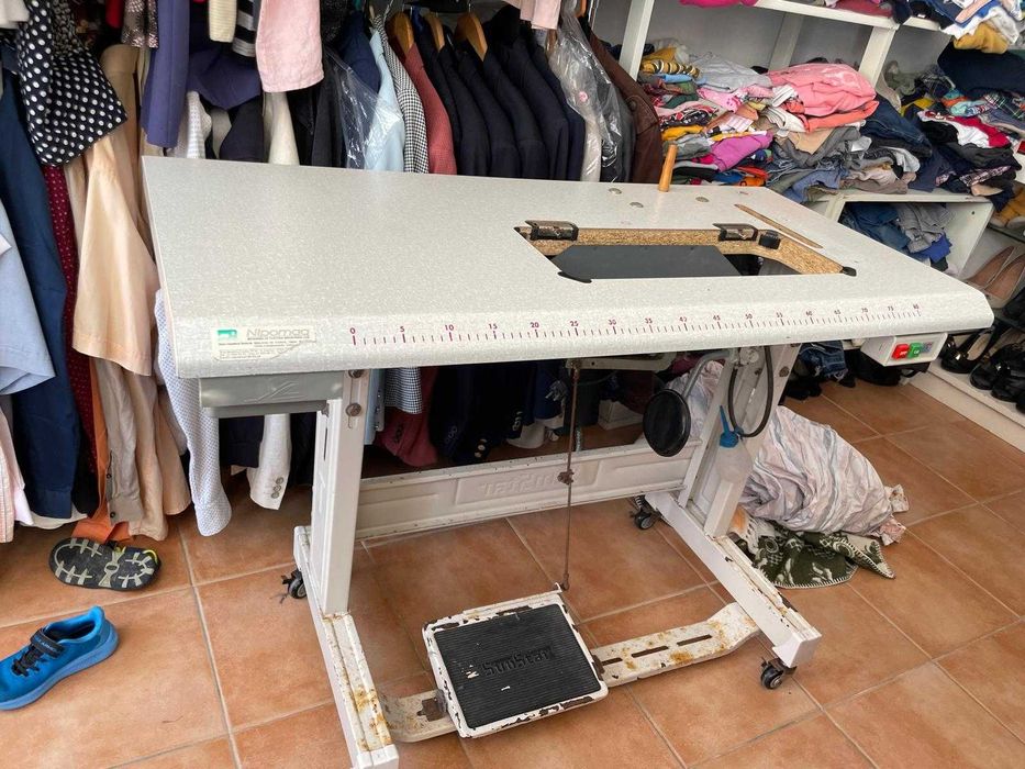 Máquina de costura industrial usada