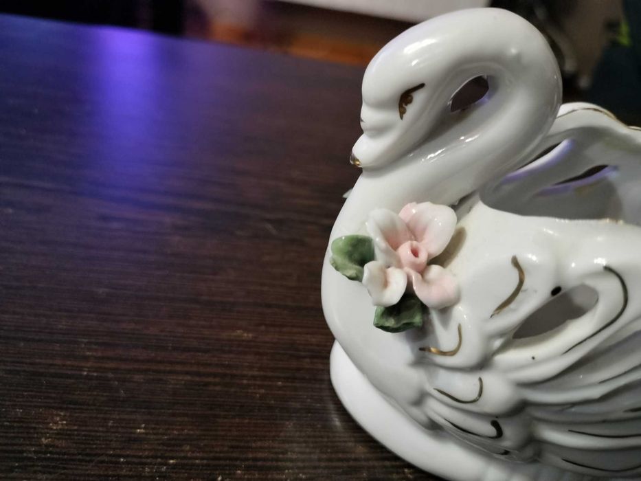 Porcelanowa figurka łabędzi