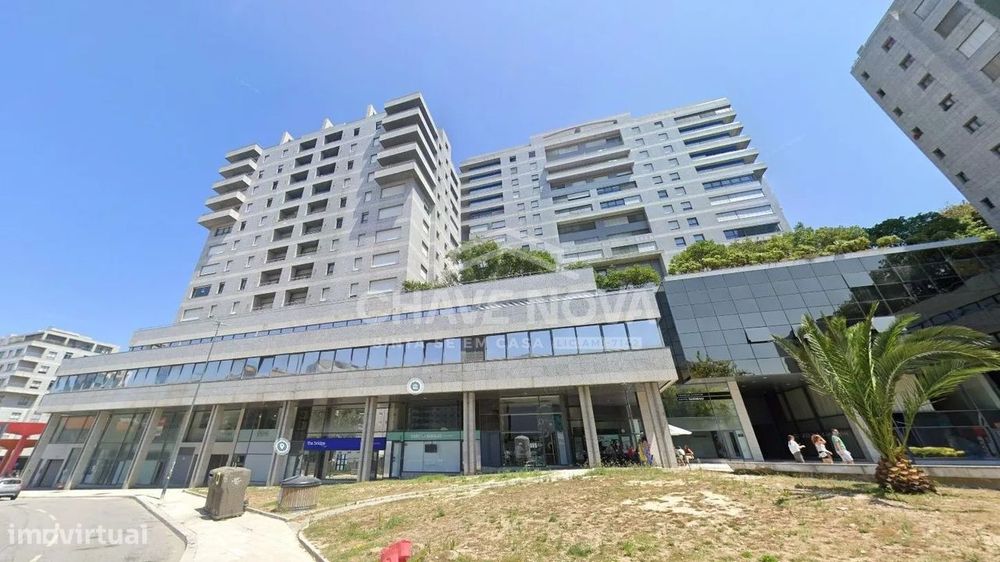 Escritório c/ 37m2 em frente a Estação Metro Galiza (Porto)