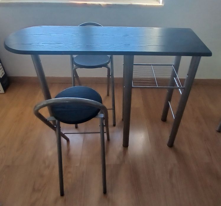 Mesa e duas cadeiras