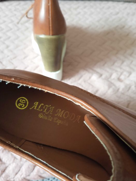 Buty na koturnie.
