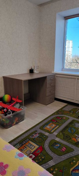 Продаю 4-кімнатну квартиру на площі Перемоги. Ц10