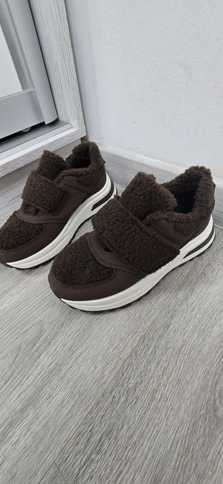 Продам зимові кросівки 24см