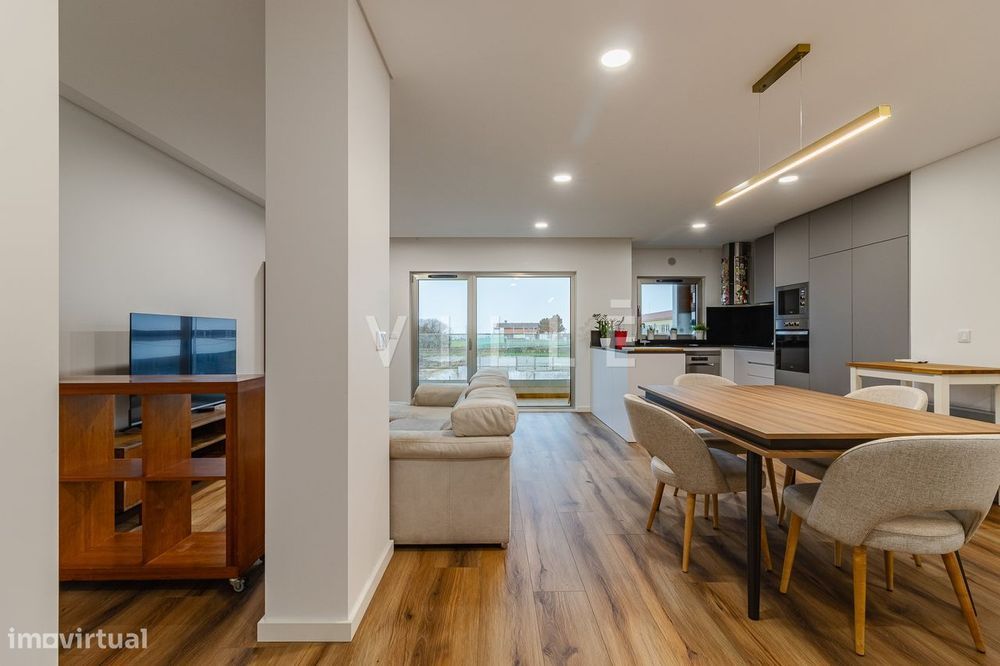 Apartamento T3 Semi-Novo Com Garagem