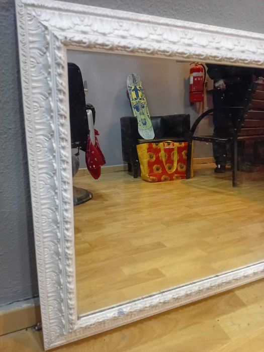 Vendo espelho com 3 metros com moldura em branco ornamentada