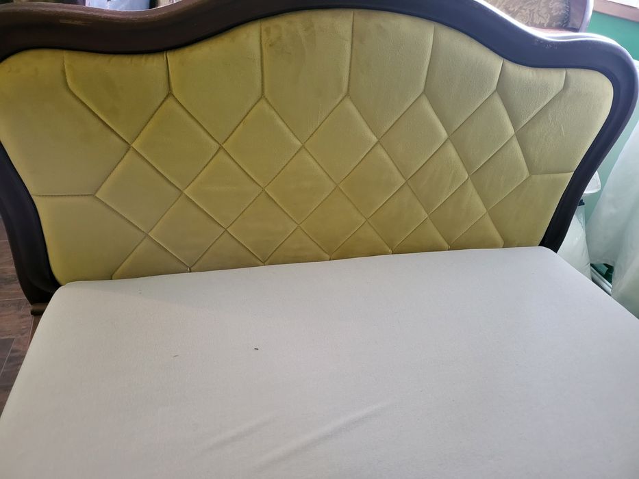 Piękne łoże w stylu ludwikowskim z XIX wieku z materacem