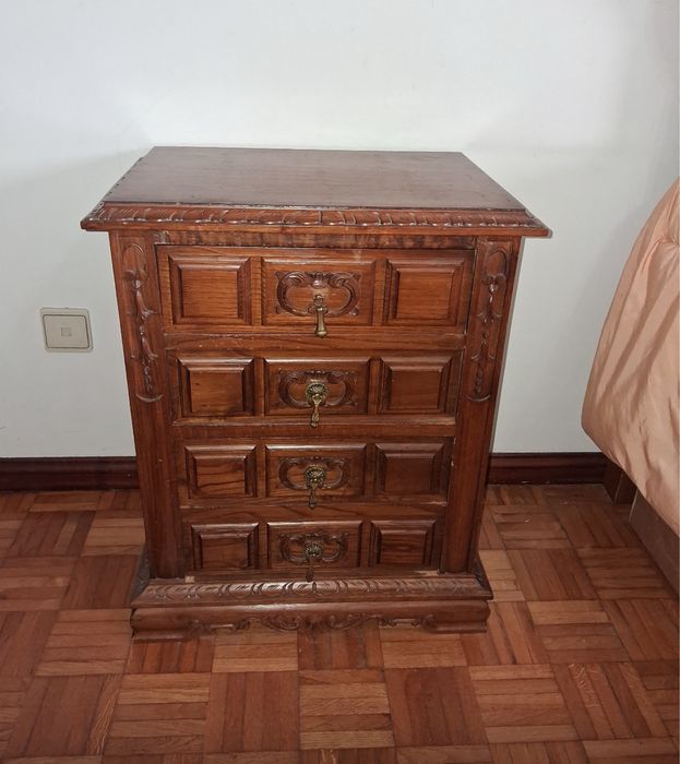 Cama de casal , comoda , mesas de cabeceira e espelho