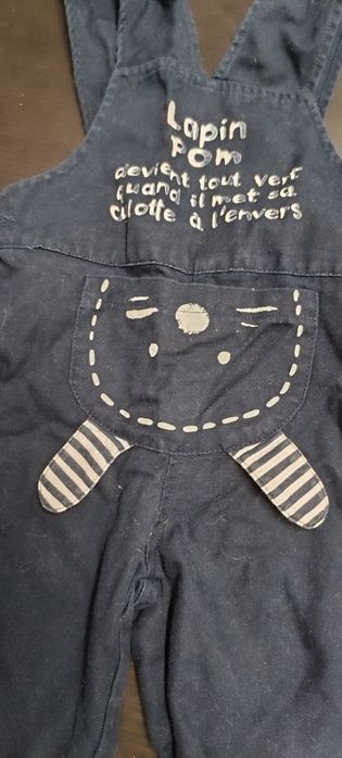 Calças jardineiras marca Chicco . Usado. Para 18 meses.