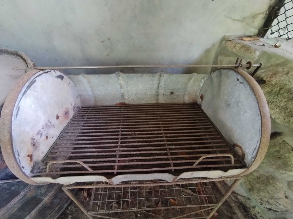 Assador artesanal para porco no espeto