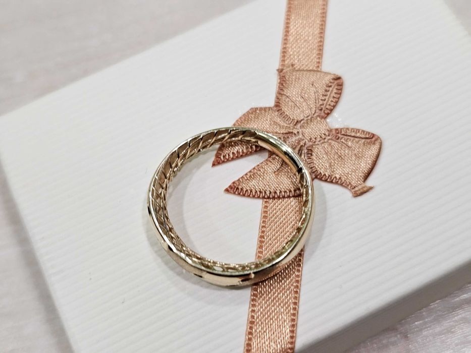 Złoty obrączkowy pierścionek z wzorami PR 585 R21