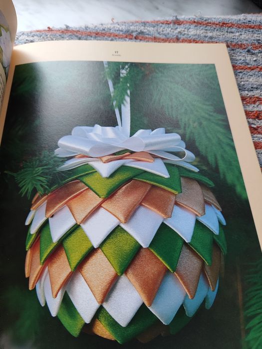 Książka o ozdobach choinkowych