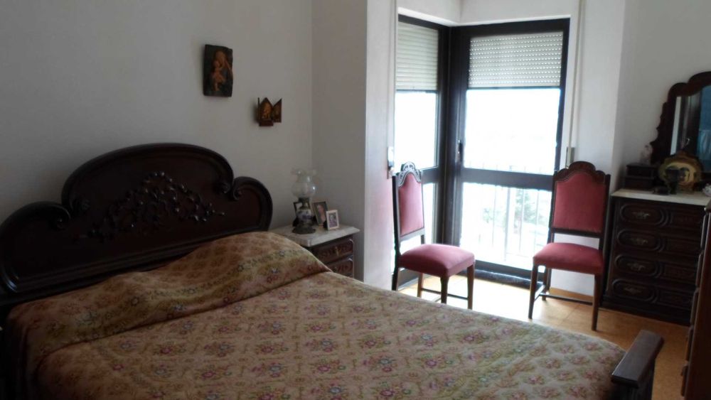 Moradia isolada, 3 pisos, 5 assoalhadas + 1.