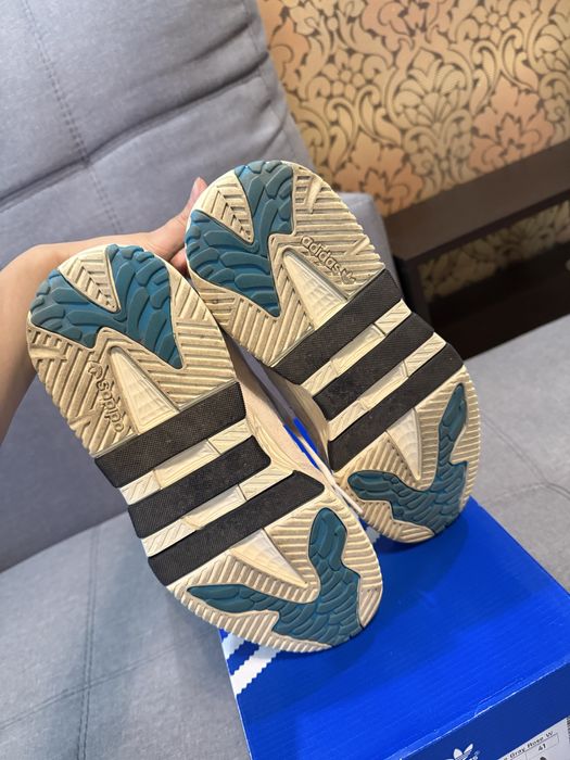 Adidas кросівки продаж