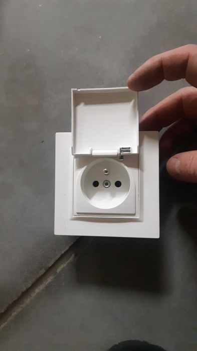 Gniazdka i włączniki elektryczne