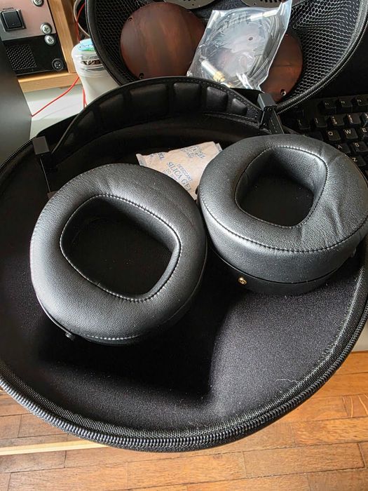 MONOLITH M1060C Planar Magnetic Closed Back headphones