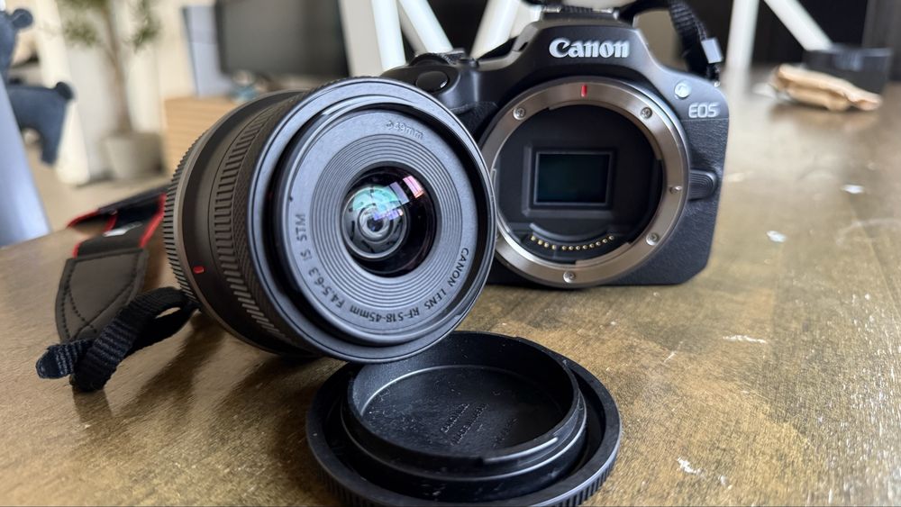 Canon R100 mirrorless