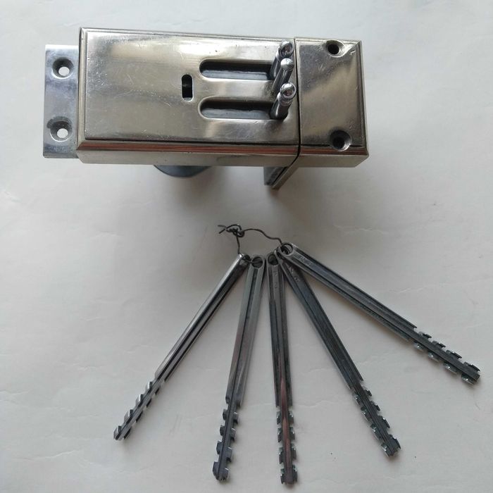 Замок ригельный 5 ключей.