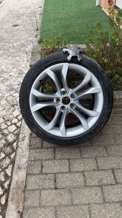 Para despachar jantes e pneus Audi S5