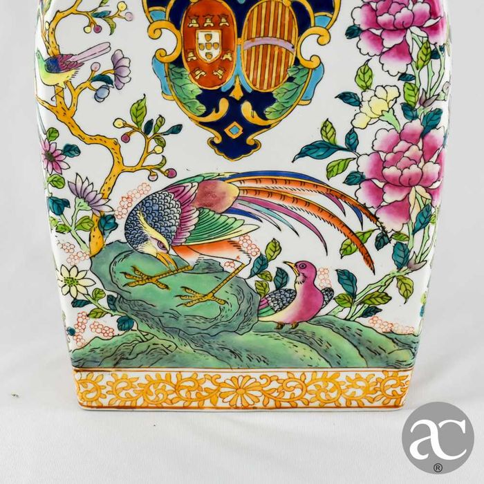 Cantil em porcelana da China, com brasão de Armas de Portugal