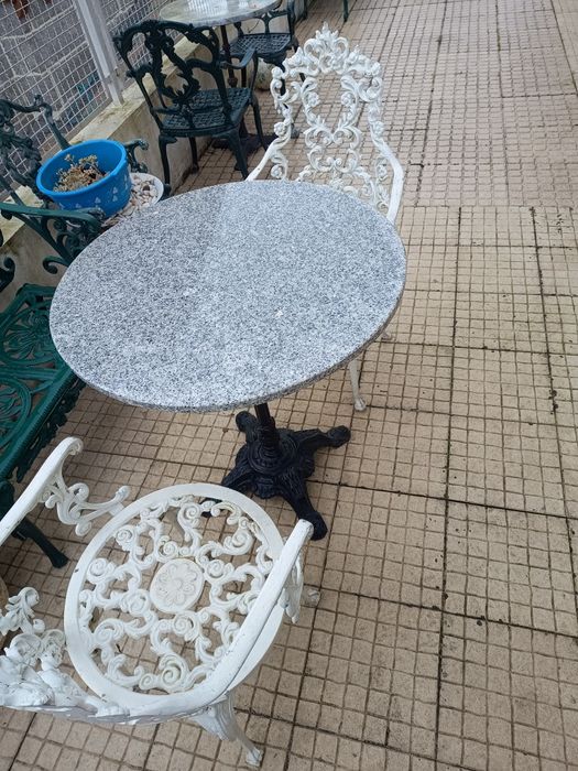 Mesas e cadeiras de jardim