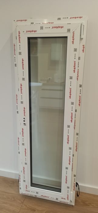 Okno trzyszybowe 143,5x50 + parapet