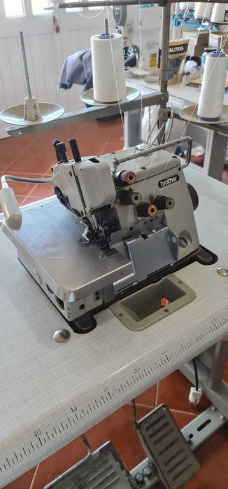 Máquina de corte e cose BROTHER