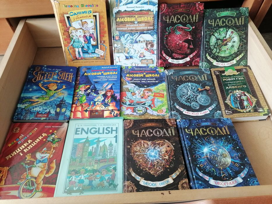 Книжки дитячі з твердою обкладинкою.