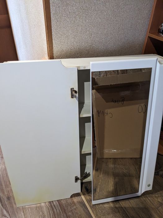 Шафа у ванну кімнату з дзеркалом