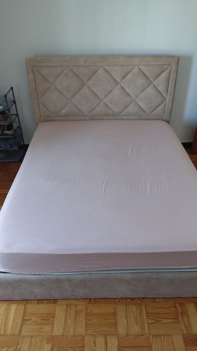 Vendo Cama de casal 200×160 colchão incluído.