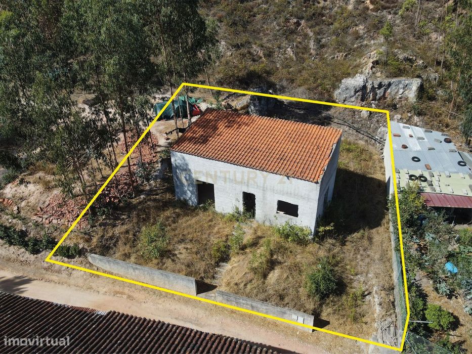 House for Restoration in Miranda do Corvo – A Unique Opportunity!