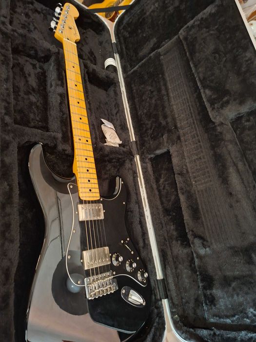 Fender Blacktop Stratocaster HH MIM + Case Rígido (Excelente Estado)