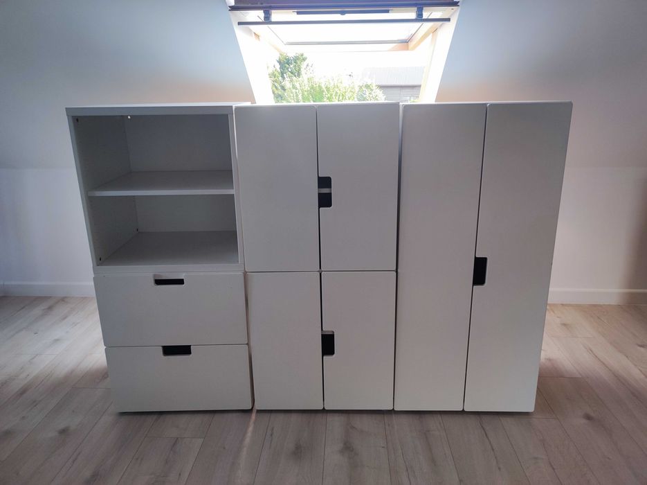 Meble do pokoju dziecięcego Ikea Stuva oraz stolik i dwa krzesełka