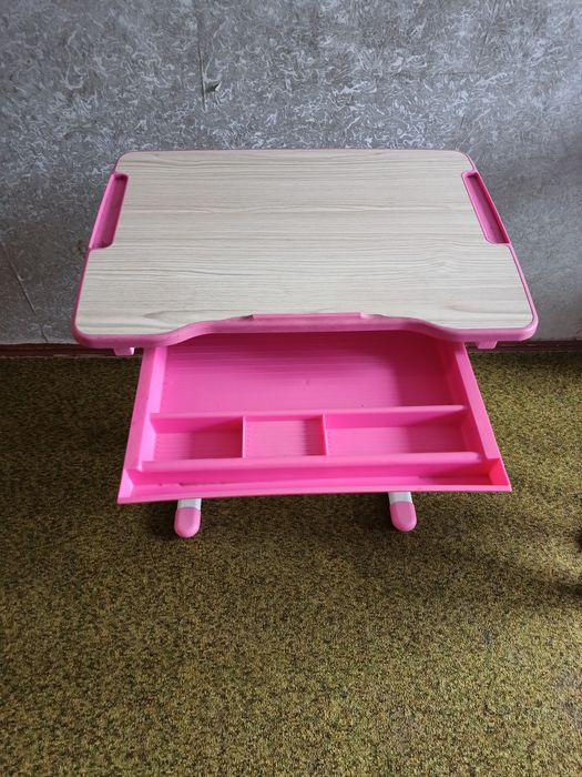 Парта детская, розовая.