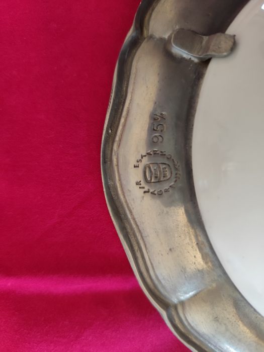 Conjuntos de estanho pintados à mão.