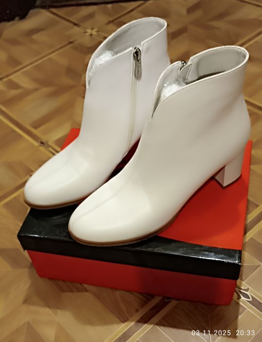 Ботильйони чобітки білі