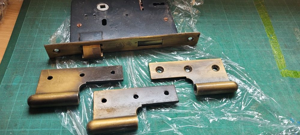 Conjunto de fechadura. Puxador. Dobradiça64286509555587123