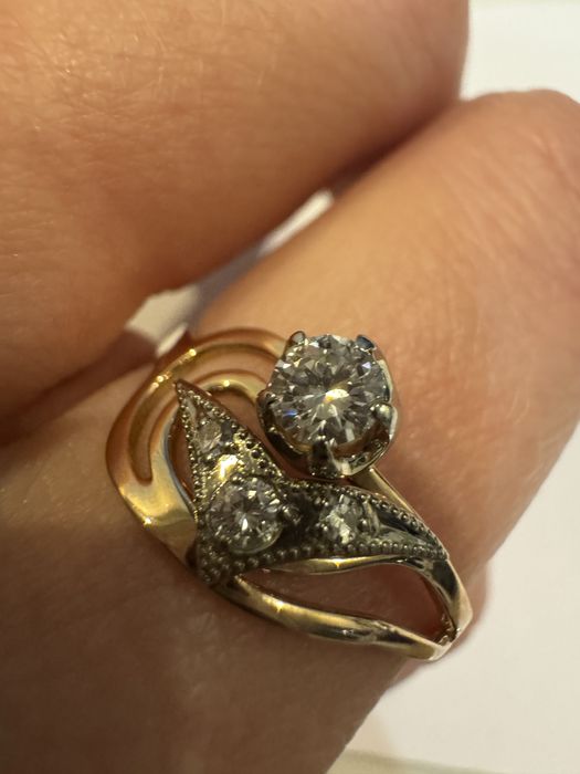 Золотое кольцо с якутскими бриллиантами