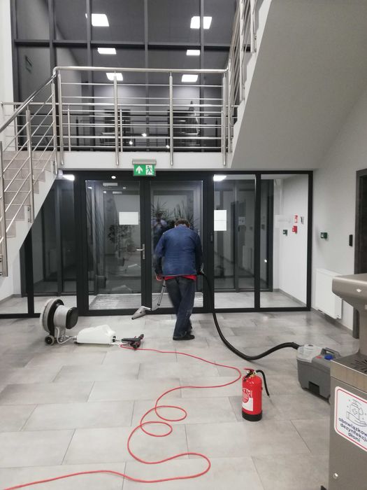 Czyszczenie fasad szklanych, witryn, mycie posadzek, szyb, okien.