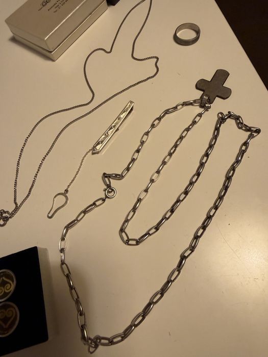 Fios de prata e anel de prata entre outros