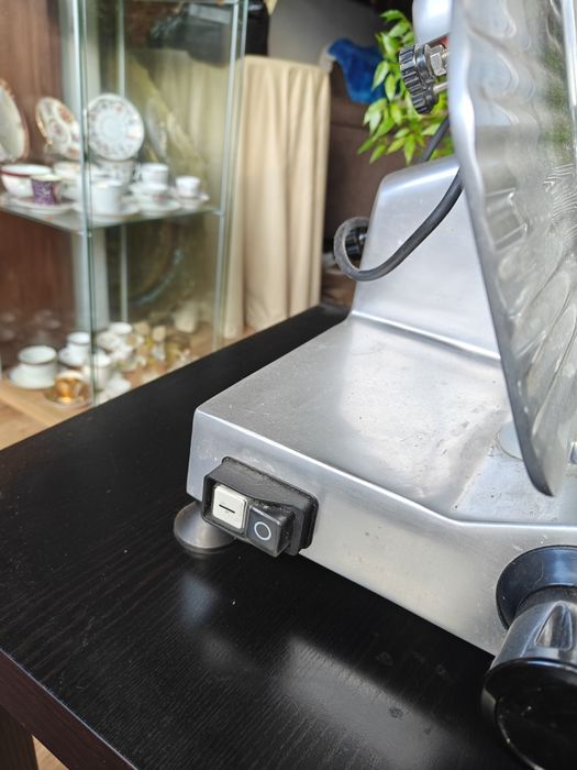 Fiambreira eléctrica NTS Maquina de cortar carnes, pouco usada, indust