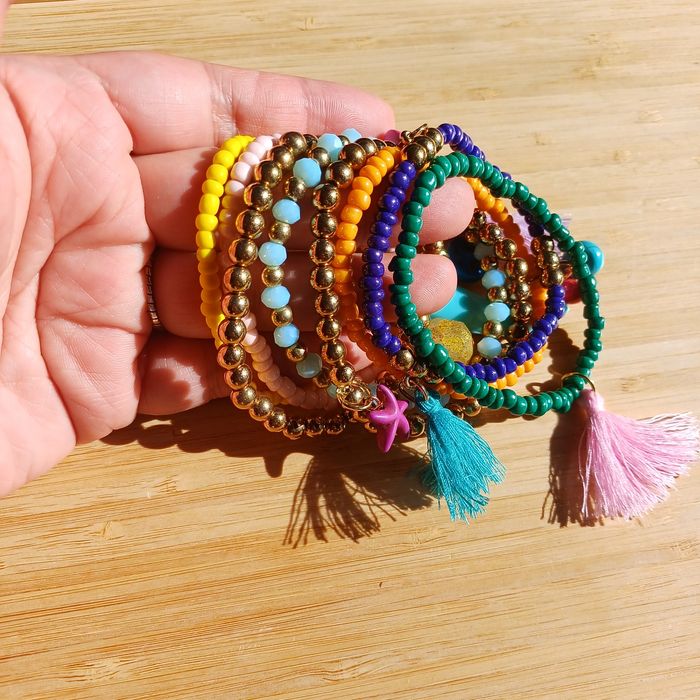 Conjunto de pulseiras modernas e fashionista missangas pérolas e cristais