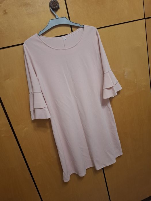 Sukienka z ozdobnym rękawem