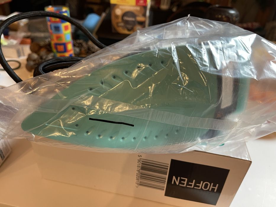 Ferro de engomar a vapor novo