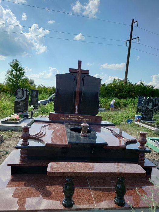 Пам'ятникі з граніту та мармуру.  Доставка та встановлення.