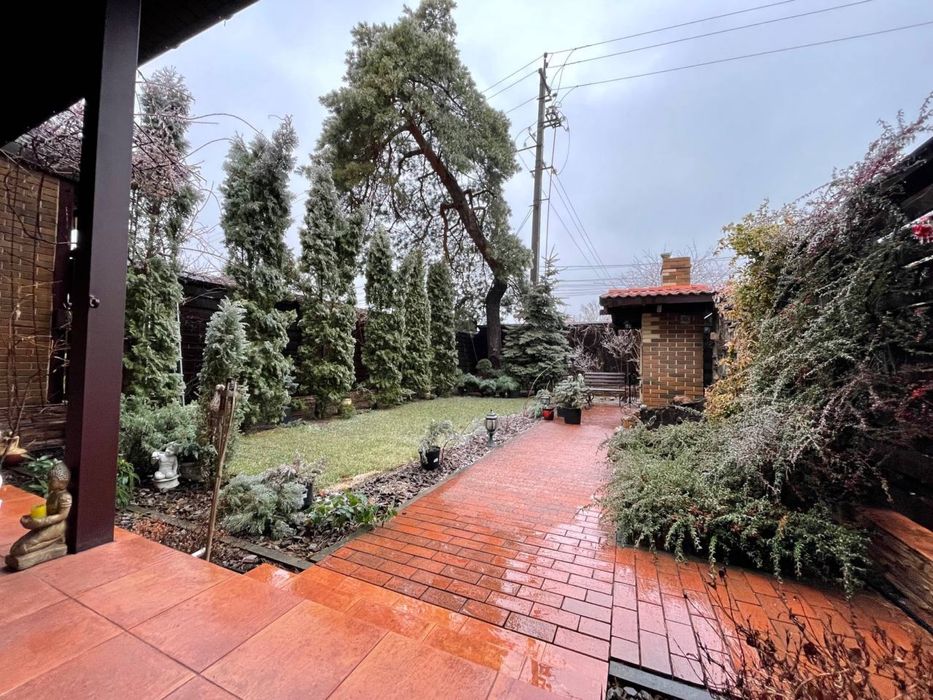 Неймовірний , великий таун хаус з гаражем.