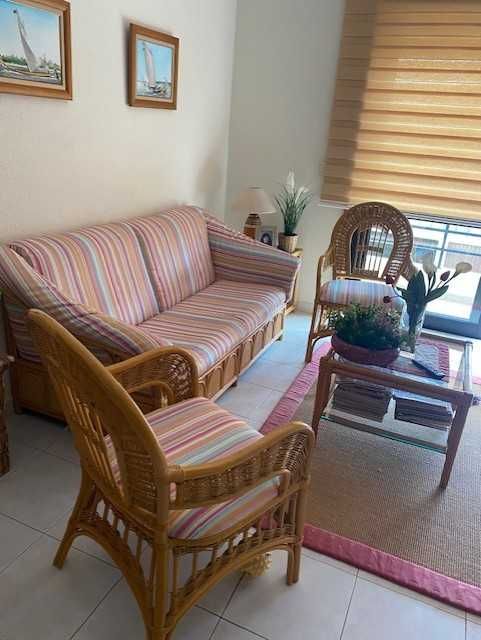 Vendo Mobilia Sala estar, mesa e cadeiras de jantar e sofá